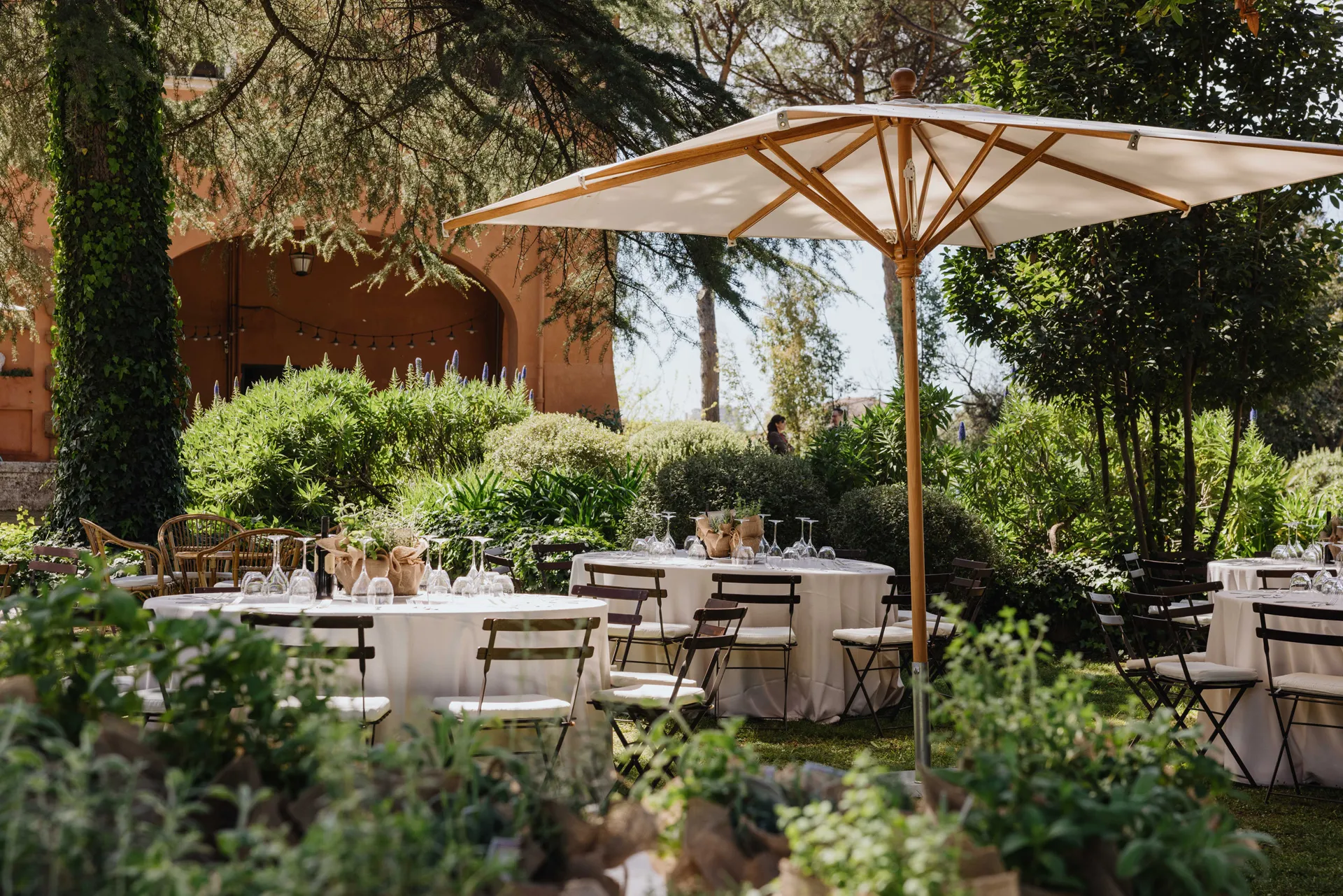 Villa con giardino per eventi all’aperto: allestimenti su misura